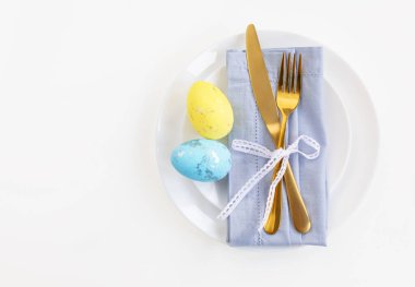 Mutlu Paskalyalar. Paskalya kutlaması. Üst manzara dikey beyaz ve sarı plaka, Paskalya yumurtaları, izole beyaz arka plan. Boşluğu kopyala, metin için yer, pankart.