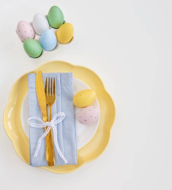 Mutlu Paskalyalar. Paskalya kutlaması. Üst manzara dikey beyaz ve sarı plaka, Paskalya yumurtaları, izole beyaz arka plan. Boşluğu kopyala, metin için yer, pankart.