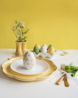 Mutlu Paskalyalar. Paskalya kutlaması. Üst manzara dikey beyaz ve sarı plaka, Paskalya yumurtaları, izole beyaz arka plan. Boşluğu kopyala, metin için yer, pankart.