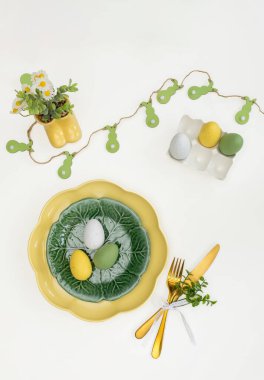 Mutlu Paskalyalar. Paskalya kutlaması. Üst manzara dikey boş yeşil ve sarı plaka, Paskalya yumurtaları, izole beyaz arka plan. Boşluğu kopyala, metin için yer, pankart.