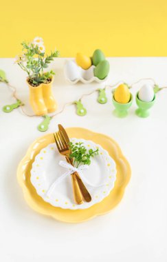 Mutlu Paskalyalar. Paskalya kutlaması. Üst manzara, paskalya yumurtaları, izole edilmiş pastel arka plan. Boşluğu kopyala, metin için yer, pankart