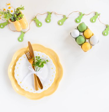 Mutlu Paskalyalar. Paskalya kutlaması. Üst manzara, paskalya yumurtaları, izole edilmiş pastel arka plan. Boşluğu kopyala, metin için yer, pankart