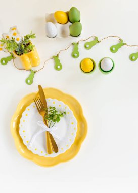 Mutlu Paskalyalar. Paskalya kutlaması. Üst manzara, paskalya yumurtaları, izole edilmiş pastel arka plan. Boşluğu kopyala, metin için yer, pankart