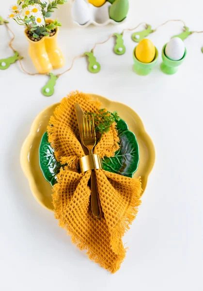 Mutlu Paskalyalar. Paskalya kutlaması. Üst manzara dikey peçete boş yeşil ve sarı plaka, paskalya yumurtaları, izole beyaz arka plan. Boşluğu kopyala, metin için yer, pankart.