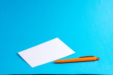 Mavi üzerine turuncu kalem olan boş bir zarf