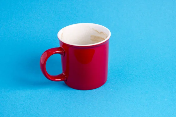 Rote Schmutzige Kaffeetasse Auf Blau — Stockfoto