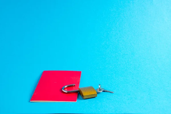 Passaporte Com Cadeado Aberto Azul — Fotografia de Stock