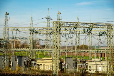 Elektrik hatları ve mavi gökyüzü olan elektrik santrali