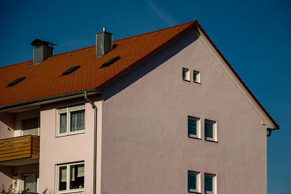 Apartmánový Dům Modrou Oblohou Červenou Střechou — Stock fotografie