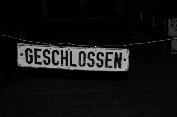 Schild Mit Deutschem Text Geschlossen — Stockfoto