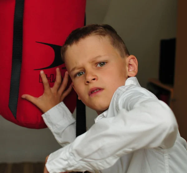 Enfant Européen Côté Regarde Dans Caméra Avec Poinçon — Photo