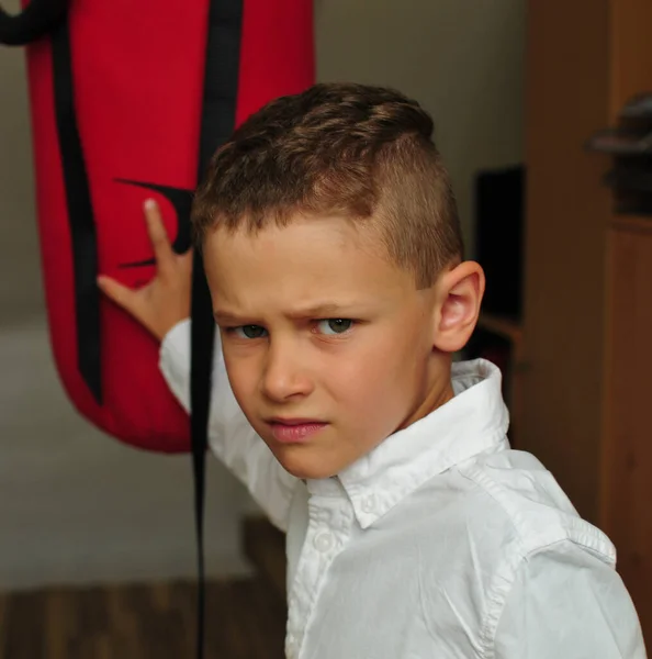 Criança Europeia Lado Olha Para Câmera Com Saco Soco — Fotografia de Stock