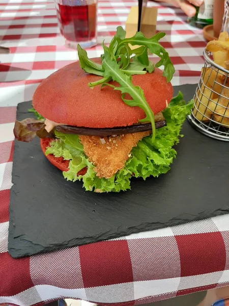 Leckerer Burger Mit Huhn Und Rotbrot — Stockfoto