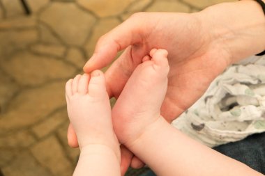 Bir bebeğin ayaklarına yakın çekim