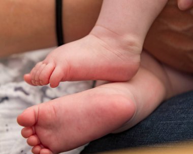 Bir bebeğin ayaklarına yakın çekim