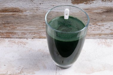 Kavanozda çözünmüş yeşil süper yiyecekler