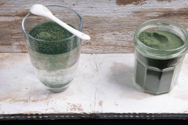 Tatlı su ve yeşil çimen tozu olan kızlar.