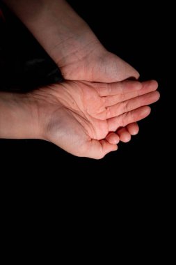 Bir çocuğun açık ellerinde tek bir pirinç tanesi