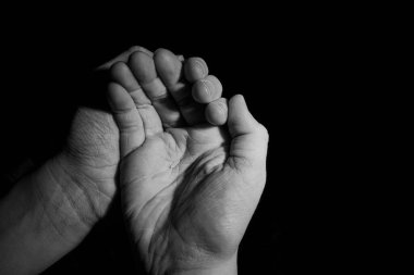 Bir çocuğun açık ellerinde tek bir pirinç tanesi