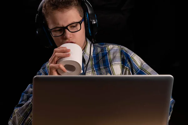 Kind Zingen Met Headset Een Toiletrol Met Laptop — Stockfoto