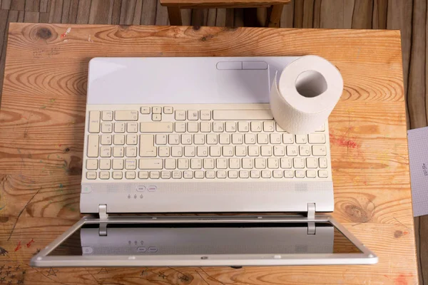 Rolo Papel Higiênico Com Laptop Mesa — Fotografia de Stock