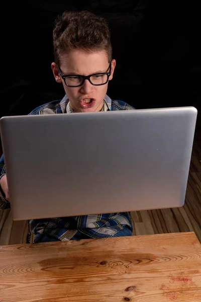 Kind Mit Brille Und Hemd Blickt Skeptisch Hinter Laptop — Stockfoto