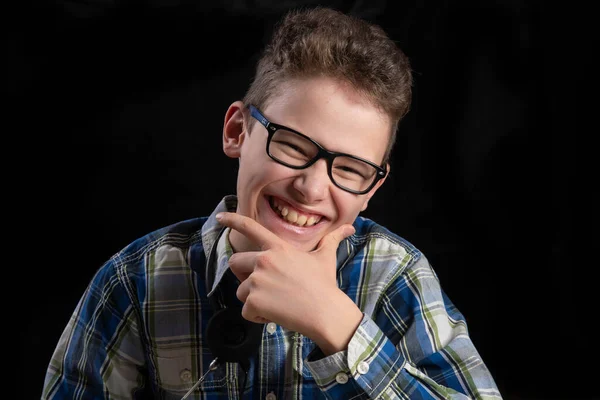 Dziecko Okularach Koszulce Śmiejące Się Sympatii Przed Kamerą — Zdjęcie stockowe
