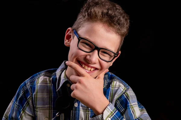 Dziecko Okularach Koszulce Śmiejące Się Sympatii Przed Kamerą — Zdjęcie stockowe