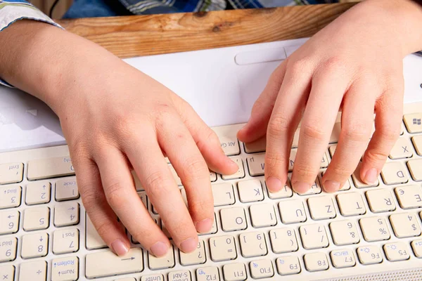 Mãos Crianças Escrevem Teclado Computador Portátil — Fotografia de Stock
