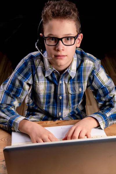 Gözlüklü Tişörtlü Çocuk Dizüstü Bilgisayarla Çalışıyor — Stok fotoğraf