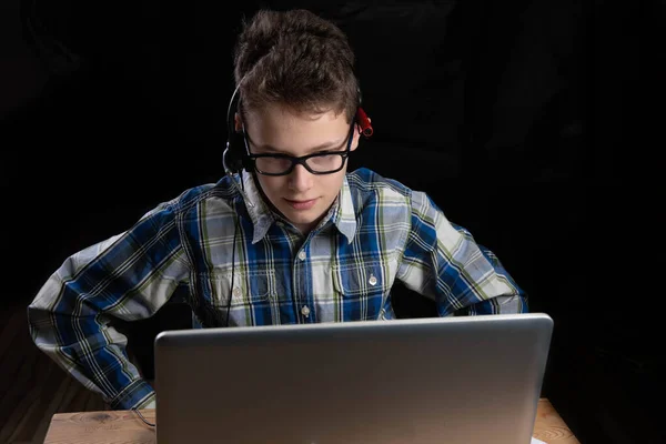 Chłopiec Okularach Koszuli Laptopie Podekscytowany — Zdjęcie stockowe