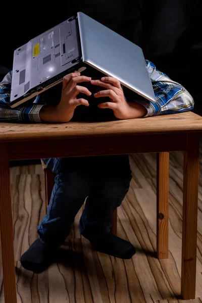 Menino Com Camisa Óculos Tem Laptop Sobre Cabeça — Fotografia de Stock