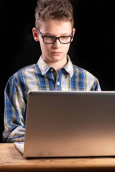 Menino Com Camisa Óculos Fazendo Escola Casa Laptop Com Espaço — Fotografia de Stock