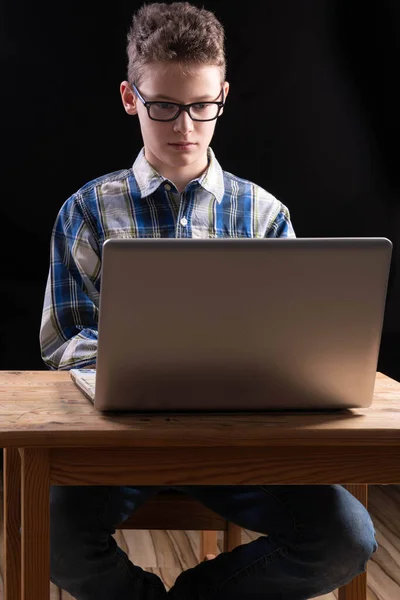 Menino Com Camisa Óculos Fazendo Escola Casa Laptop Com Espaço — Fotografia de Stock
