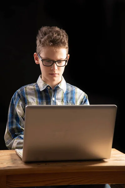 Menino Com Óculos Parece Tenso Laptop — Fotografia de Stock
