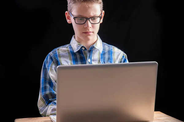 Menino Com Óculos Parece Tenso Laptop — Fotografia de Stock