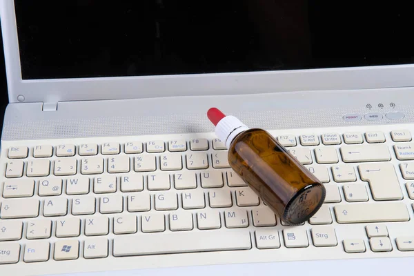 Πληκτρολόγιο Φορητού Υπολογιστή Μάσκα Στόματος Και Μπουκάλι Φάρμακο Εικόνα Αρχείου