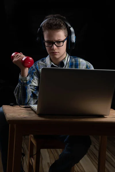 Jovem Estudante Sexo Masculino Com Dois Halteres Frente Laptop Escola — Fotografia de Stock