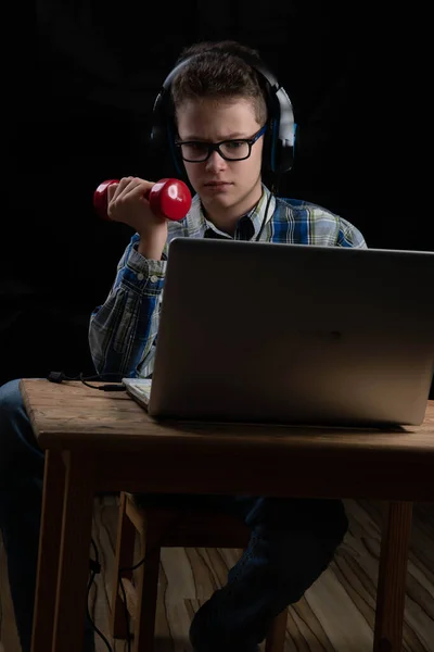 Jovem Estudante Sexo Masculino Com Dois Halteres Frente Laptop Escola — Fotografia de Stock