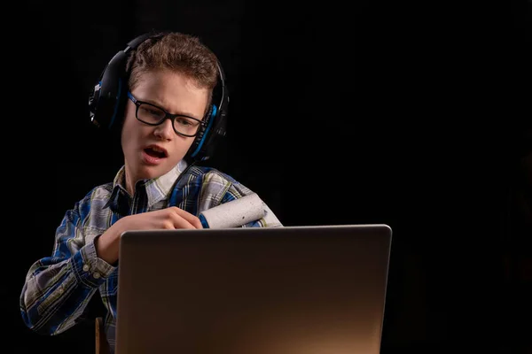 Jongen Verwijdert Pluis Van Shirt Met Roller Voor Laptop — Stockfoto