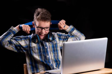 Dizüstü bilgisayarda esneme egzersizleri.