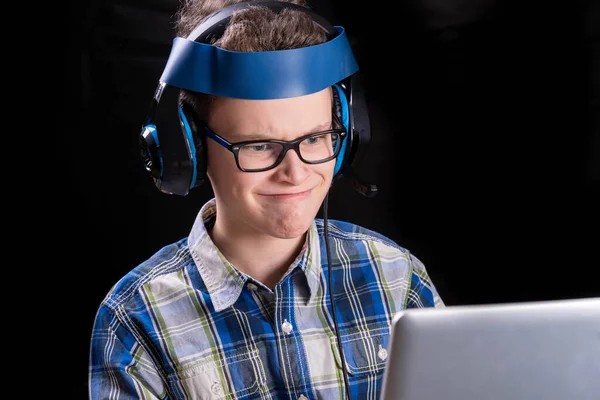 Student Met Hoofdband Voor Laptop Leren — Stockfoto