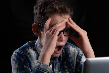 Öğrenci saçlarını bilgisayarda dalgalandırıyor.