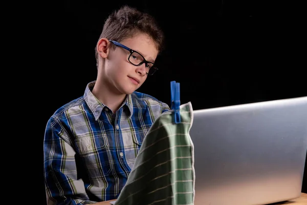 Chłopiec Odkurzaczem Nad Głową Przed Laptopem — Zdjęcie stockowe