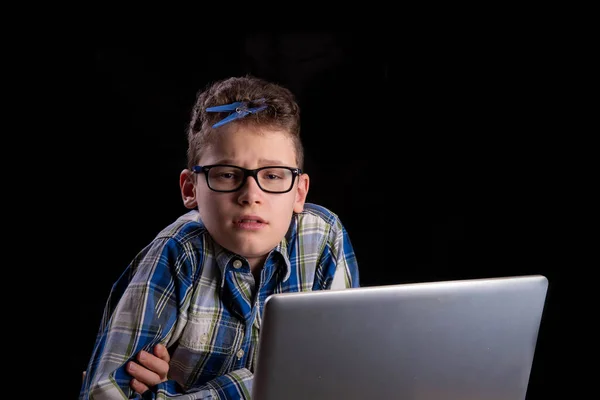 Menino Com Espanador Sobre Cabeça Frente Laptop — Fotografia de Stock