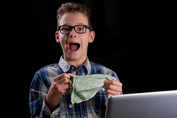 Αγόρι Ξεσκονίζει Φορητό Υπολογιστή Πράσινο Πανί — Φωτογραφία Αρχείου