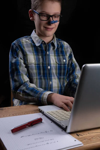 Junge Tippt Hause Computer Für Die Schule — Stockfoto