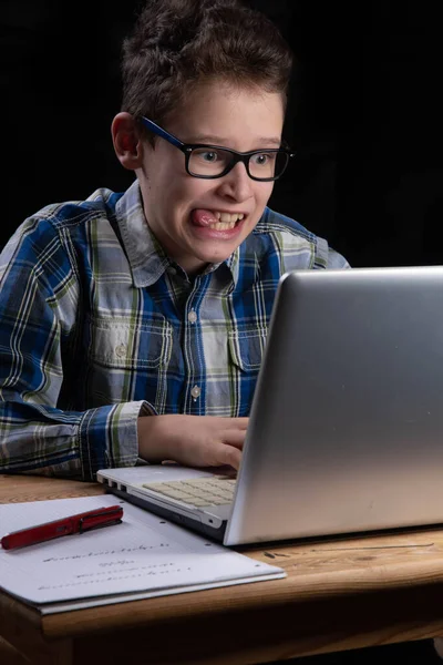 Junge Lustig Mit Herausgestreckter Zunge Laptop — Stockfoto