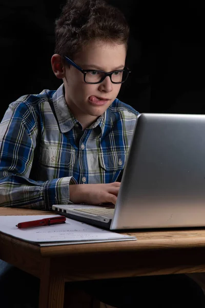Chłopiec Zabawny Językiem Laptopie — Zdjęcie stockowe
