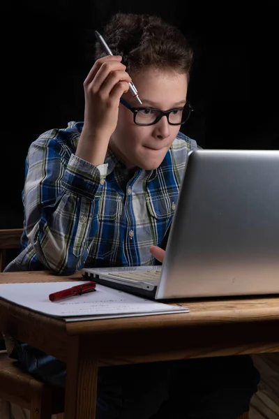 Apetyt Ucznia Laptopie Podczas Nauki Domu — Zdjęcie stockowe